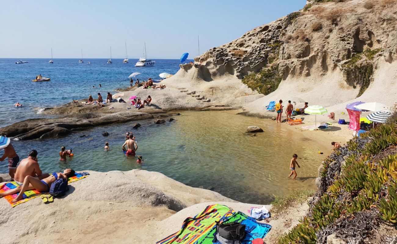 Photo de Cotoncello's Beach avec sable lumineux de surface