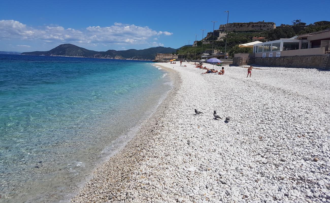 Photo de Spiaggia delle Ghiaie avec caillou fin blanc de surface