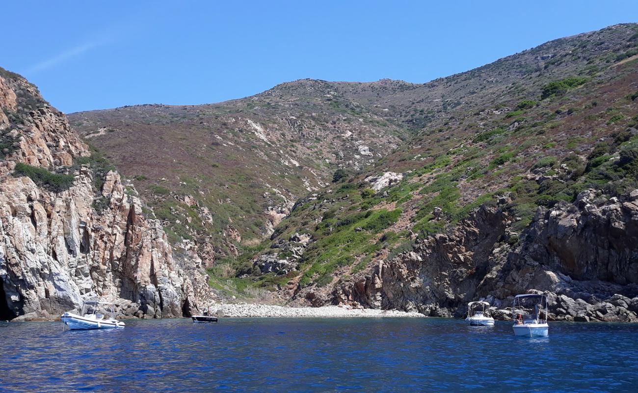 Photo de Cala del Corvo avec roches de surface