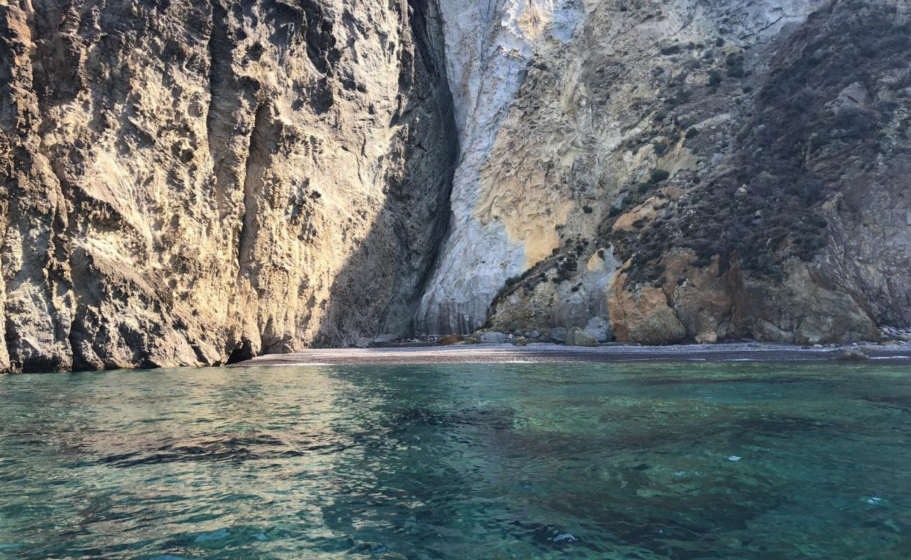 Photo de Spiaggia delle Grottelle avec caillou clair de surface