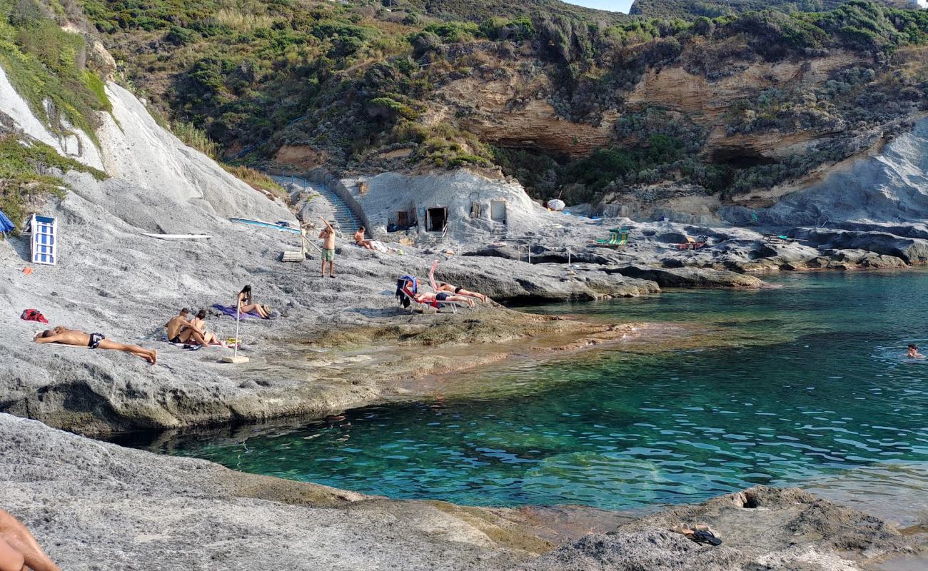 Photo de La Caletta avec béton de surface