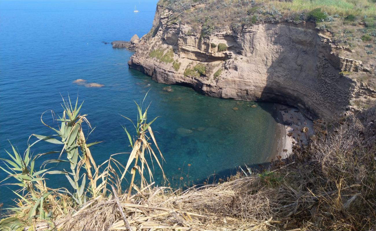 Photo de Parata Grande avec sable clair avec caillou de surface