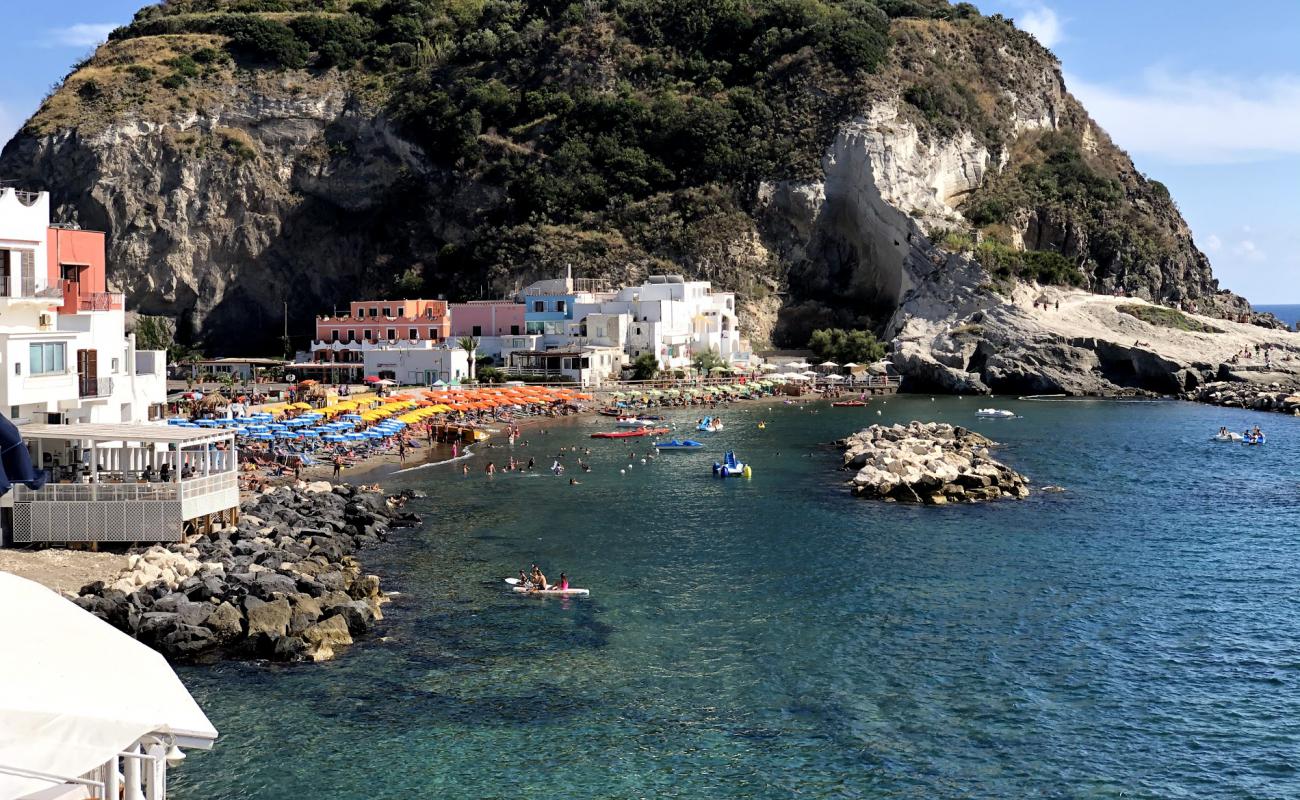 Photo de Spiaggia di Sant'Angelo avec sable brun de surface