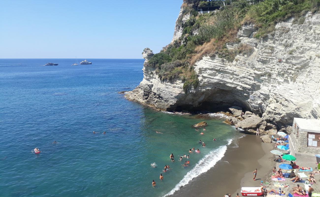 Photo de Spiaggia di Cava Grado avec caillou fin gris de surface