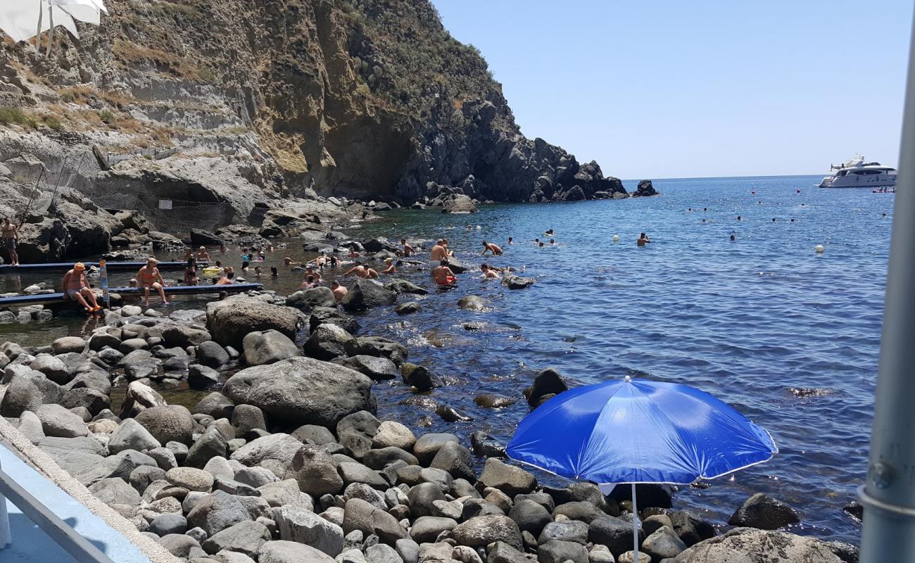 Photo de Baia di Sorgeto avec terrain rocheux de surface