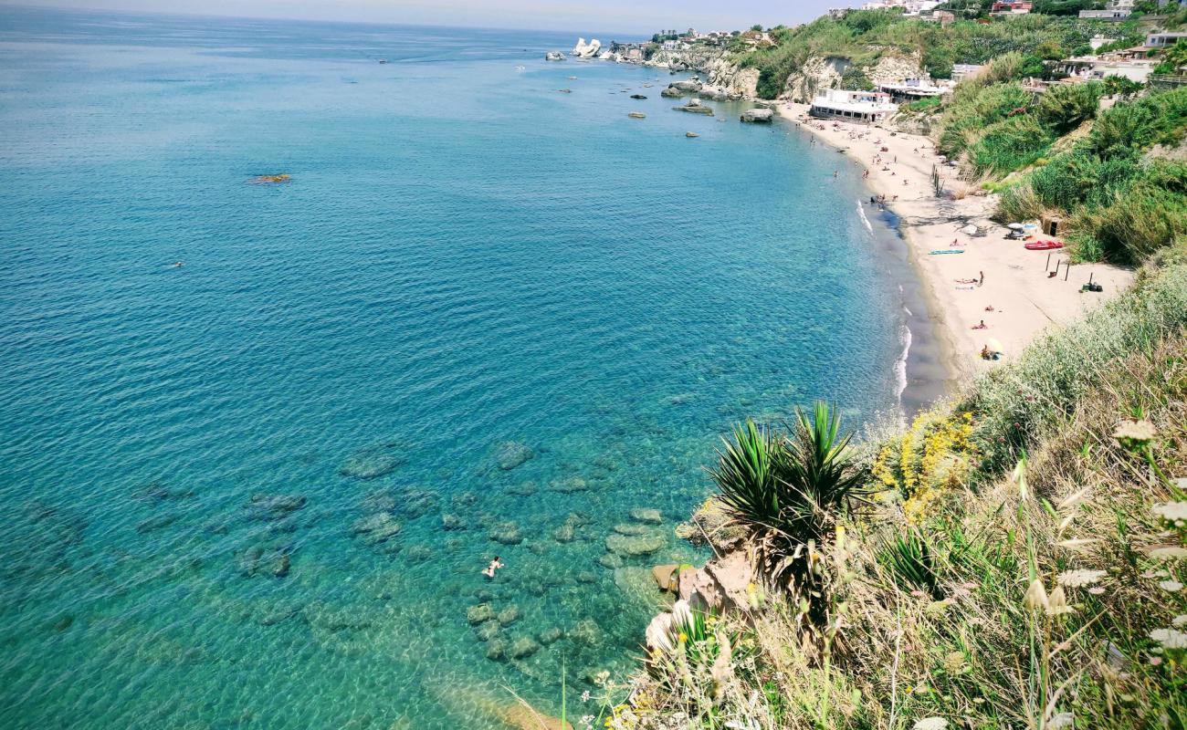 Photo de Spiaggia Cava Dell'Isola avec sable fin et lumineux de surface