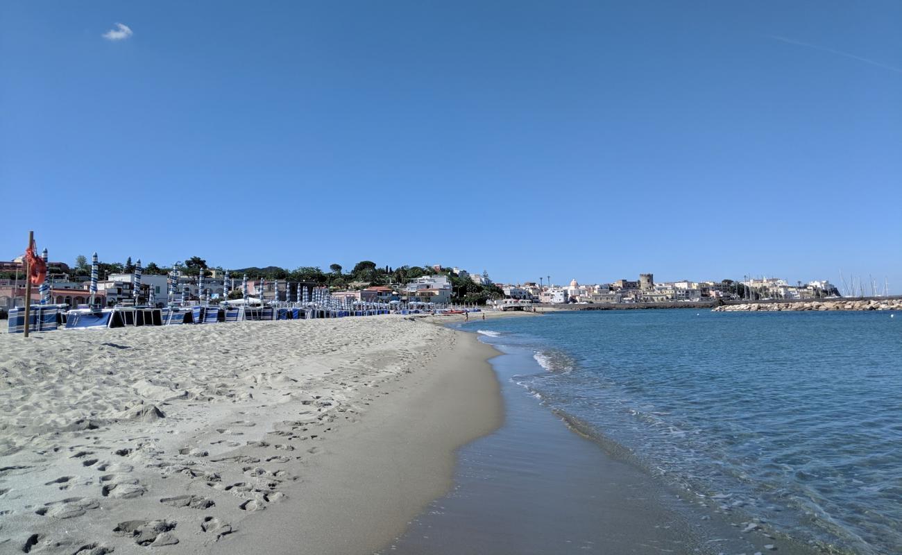Photo de Chiaia Beach avec sable beige fin de surface