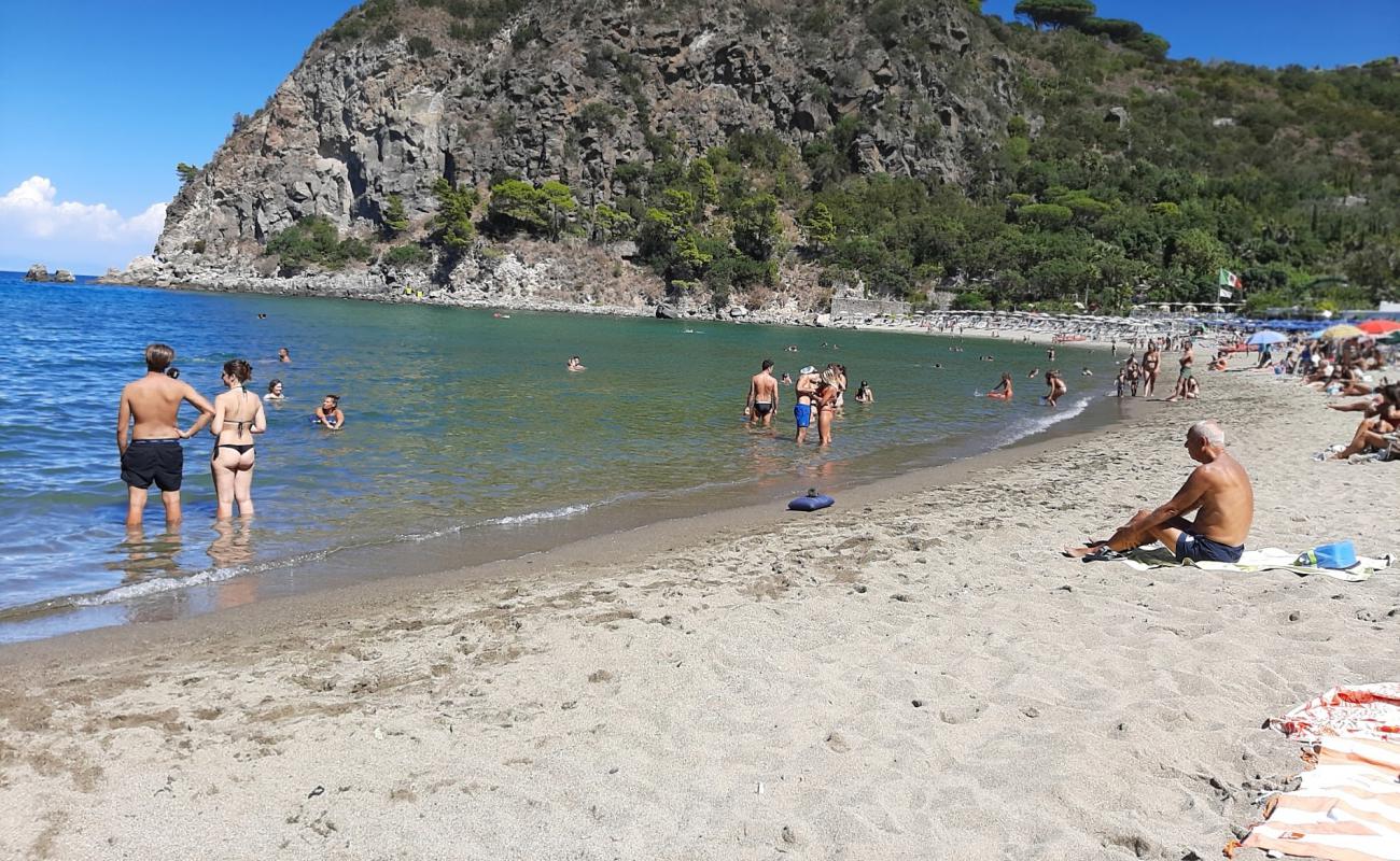 Photo de Plage de San Montano avec sable beige de surface