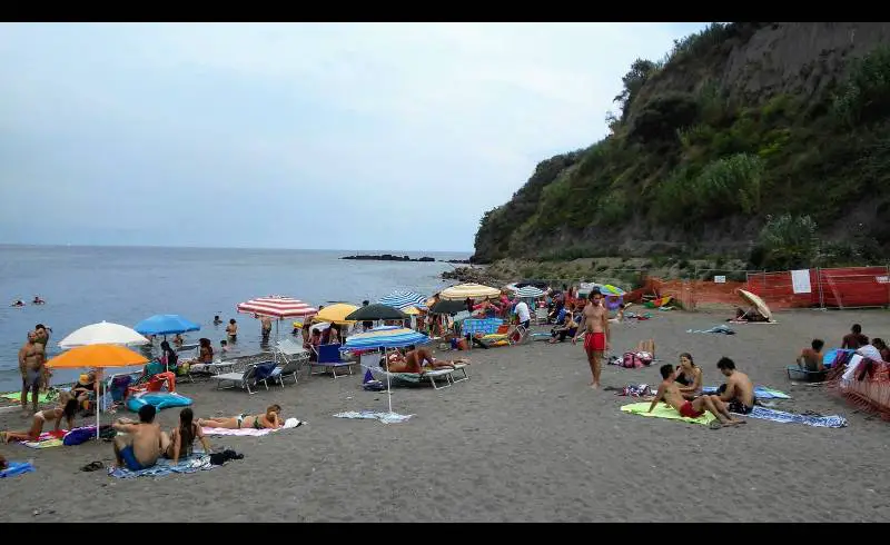 Photo de Spiaggia Lingua avec caillou gris de surface