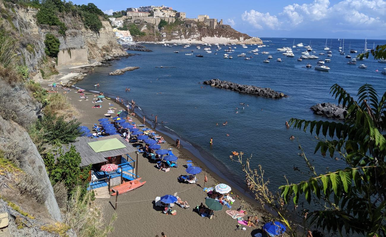 Photo de Spiaggia Chiaia avec sable brun de surface