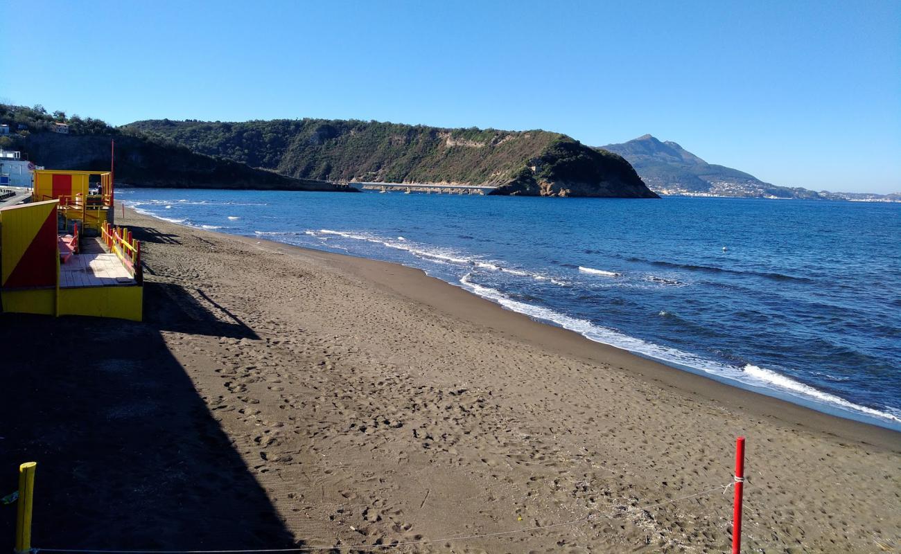 Photo de Chiaiolella Beach avec sable noir de surface