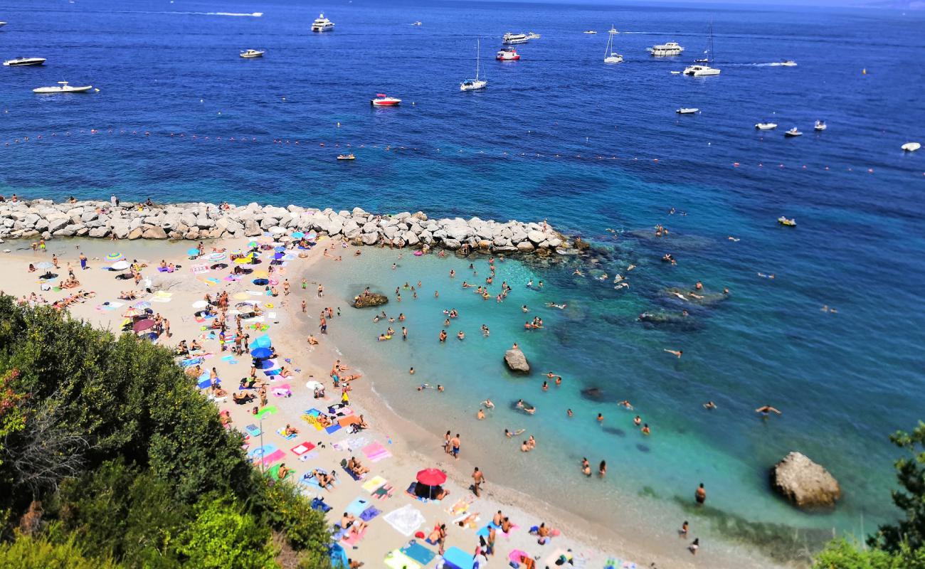 Photo de Cala Grande avec galets beige de surface