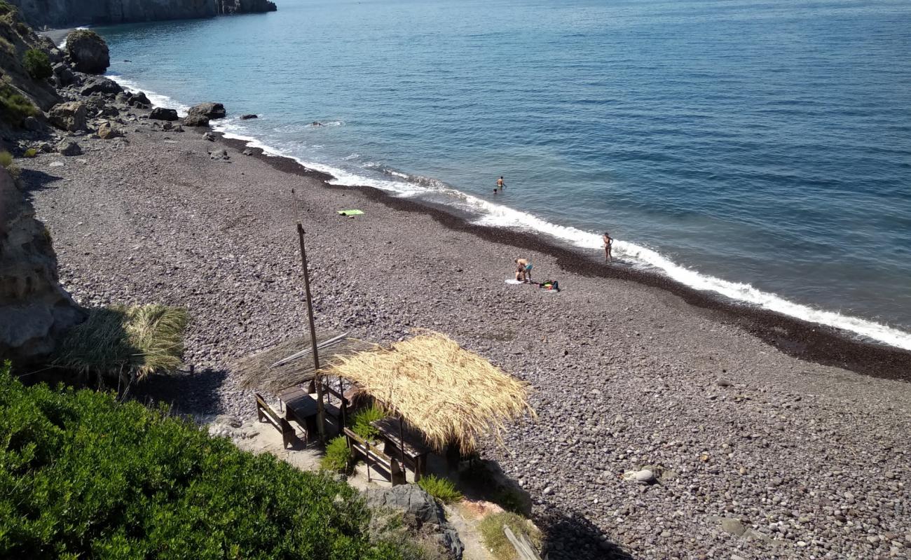 Photo de Spiaggia Valle Muria avec galets noirs de surface