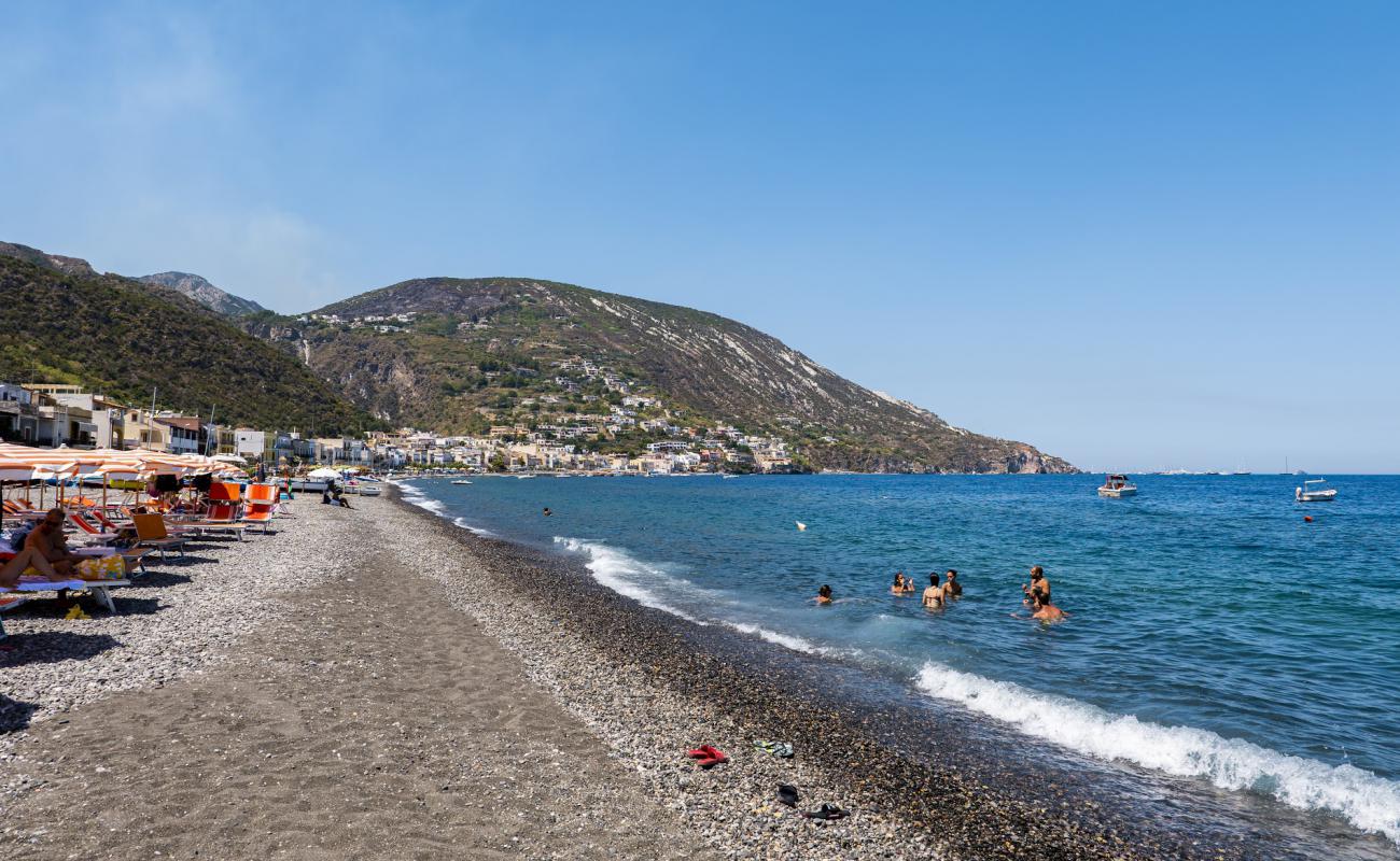 Photo de Canneto beach avec caillou clair de surface