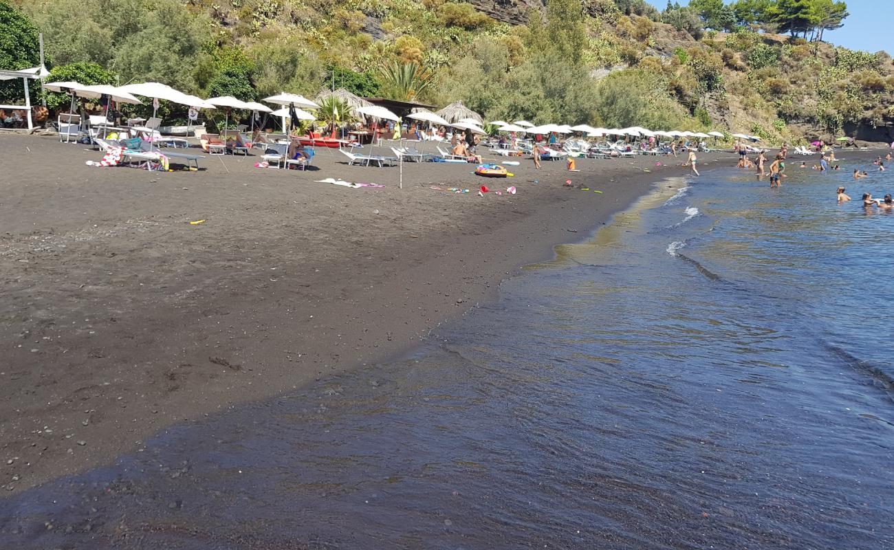 Photo de Punta dell'Asino Beach avec sable noir de surface
