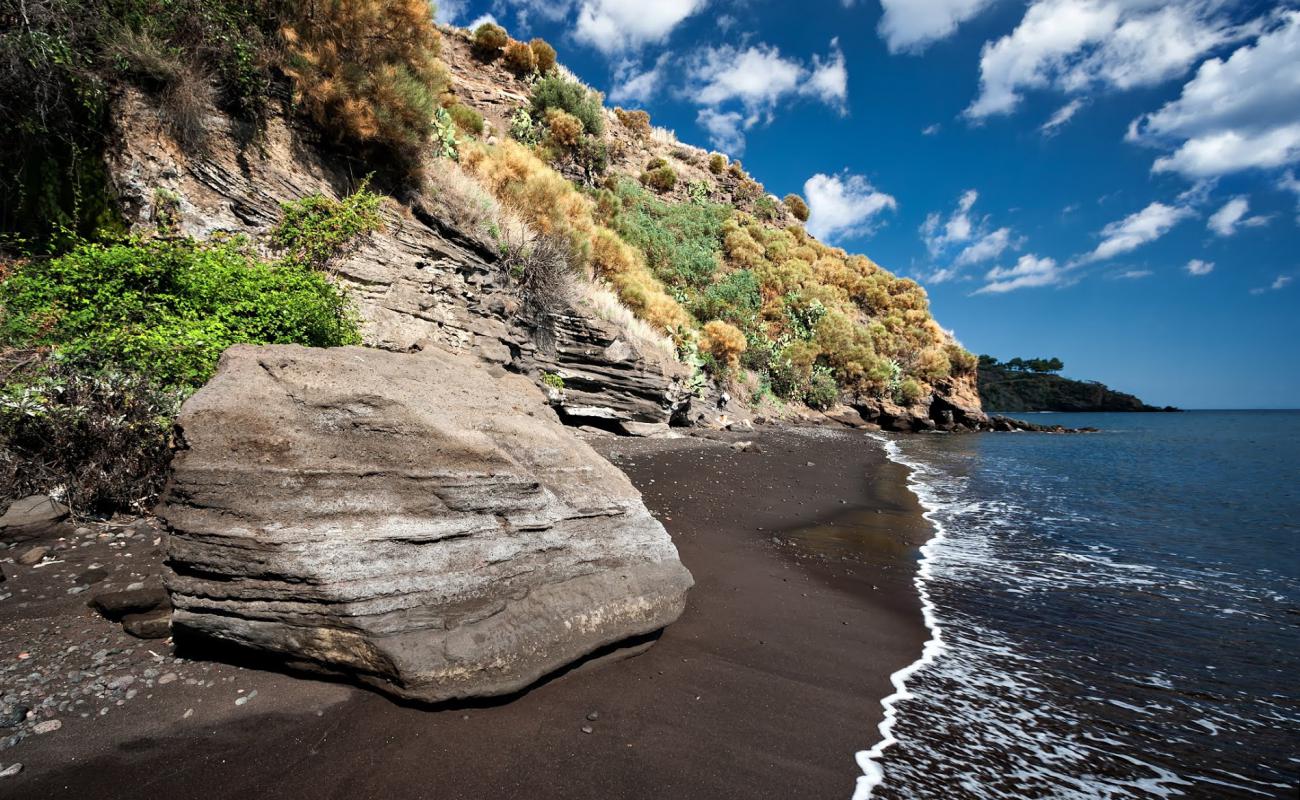 Photo de Spiaggia di Gelso avec sable noir de surface
