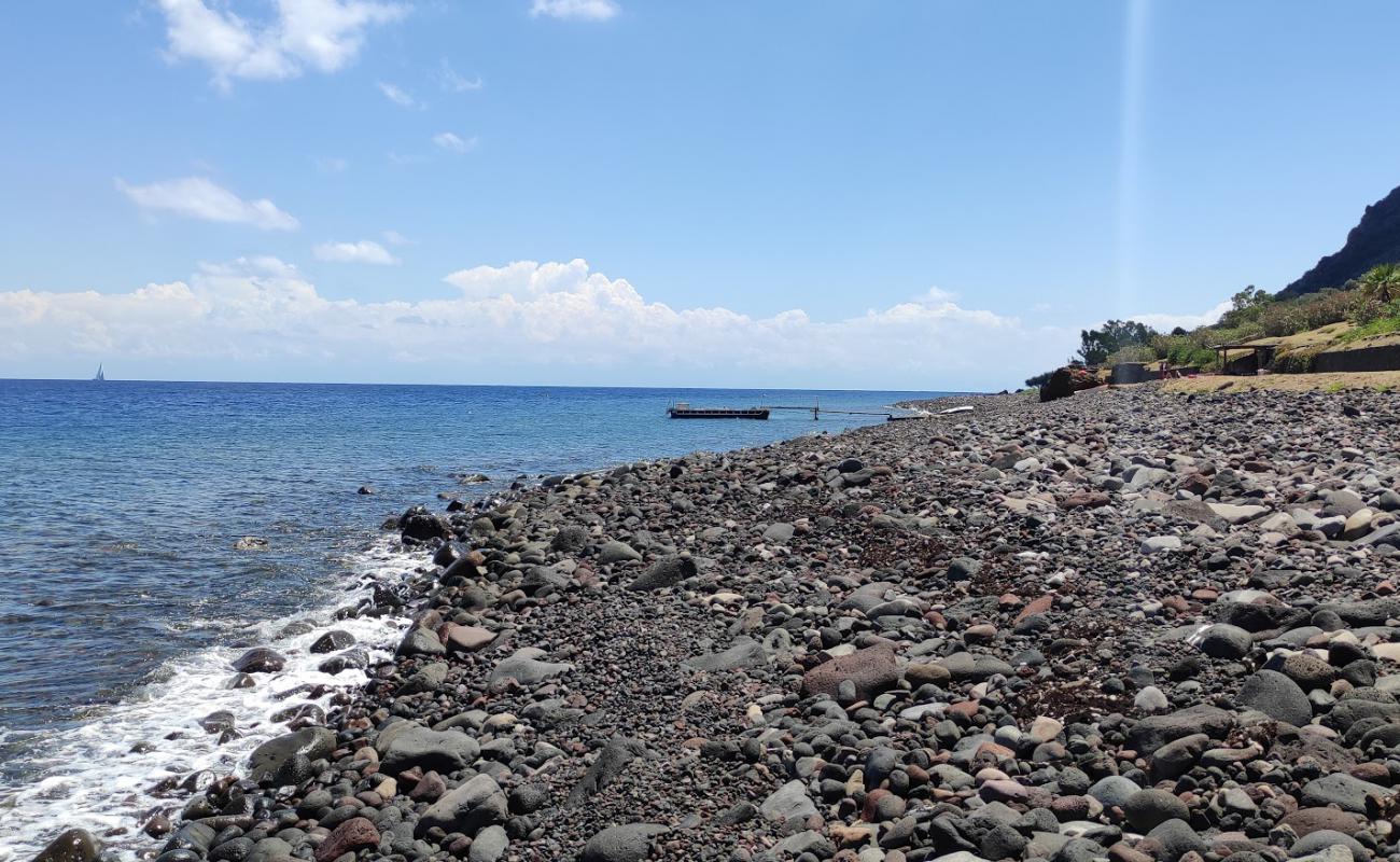 Photo de Spiaggia Bazzina avec galets gris de surface