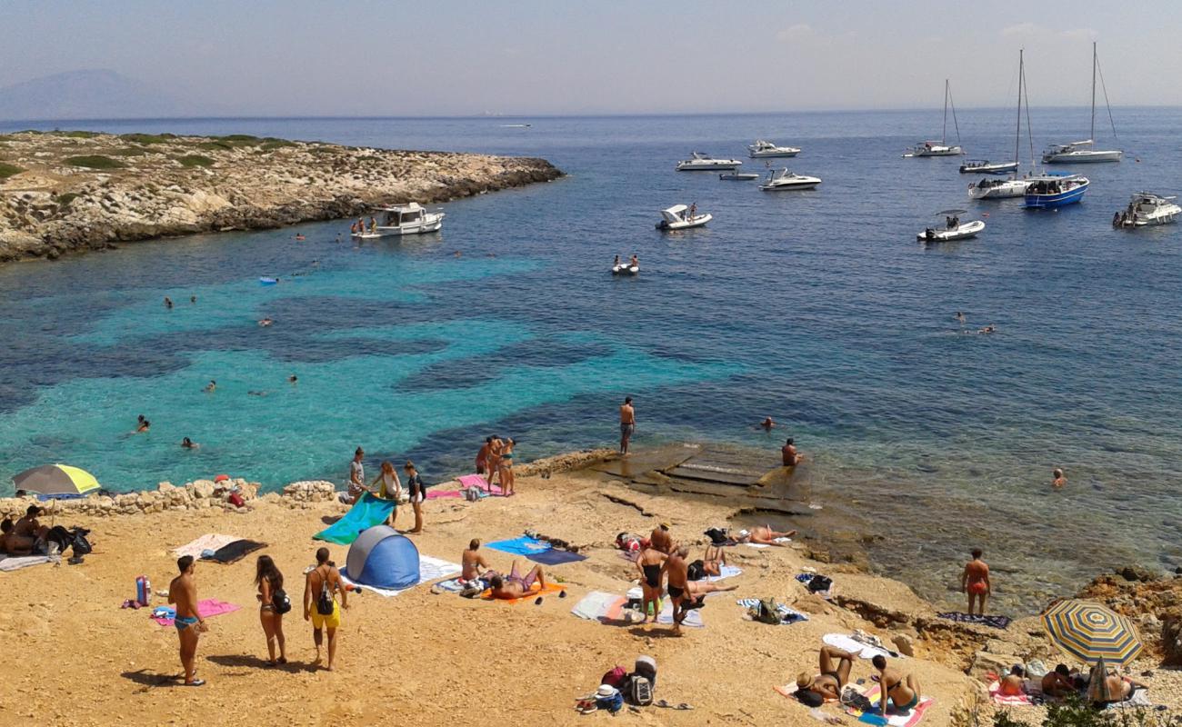 Photo de Spiaggia di Cala Minnola avec rocky shore de surface