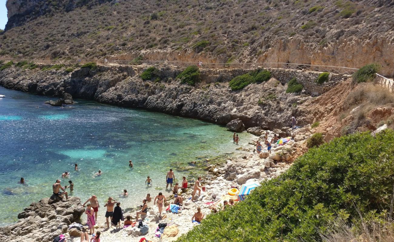 Photo de Cala Cold Beach avec galets beige de surface
