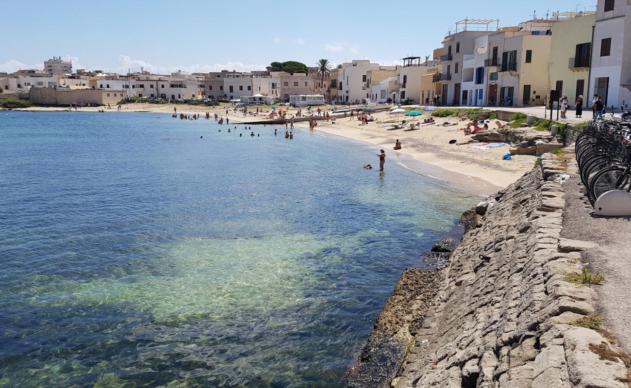 Photo de Plage de Praia (Favignana) avec sable lumineux de surface