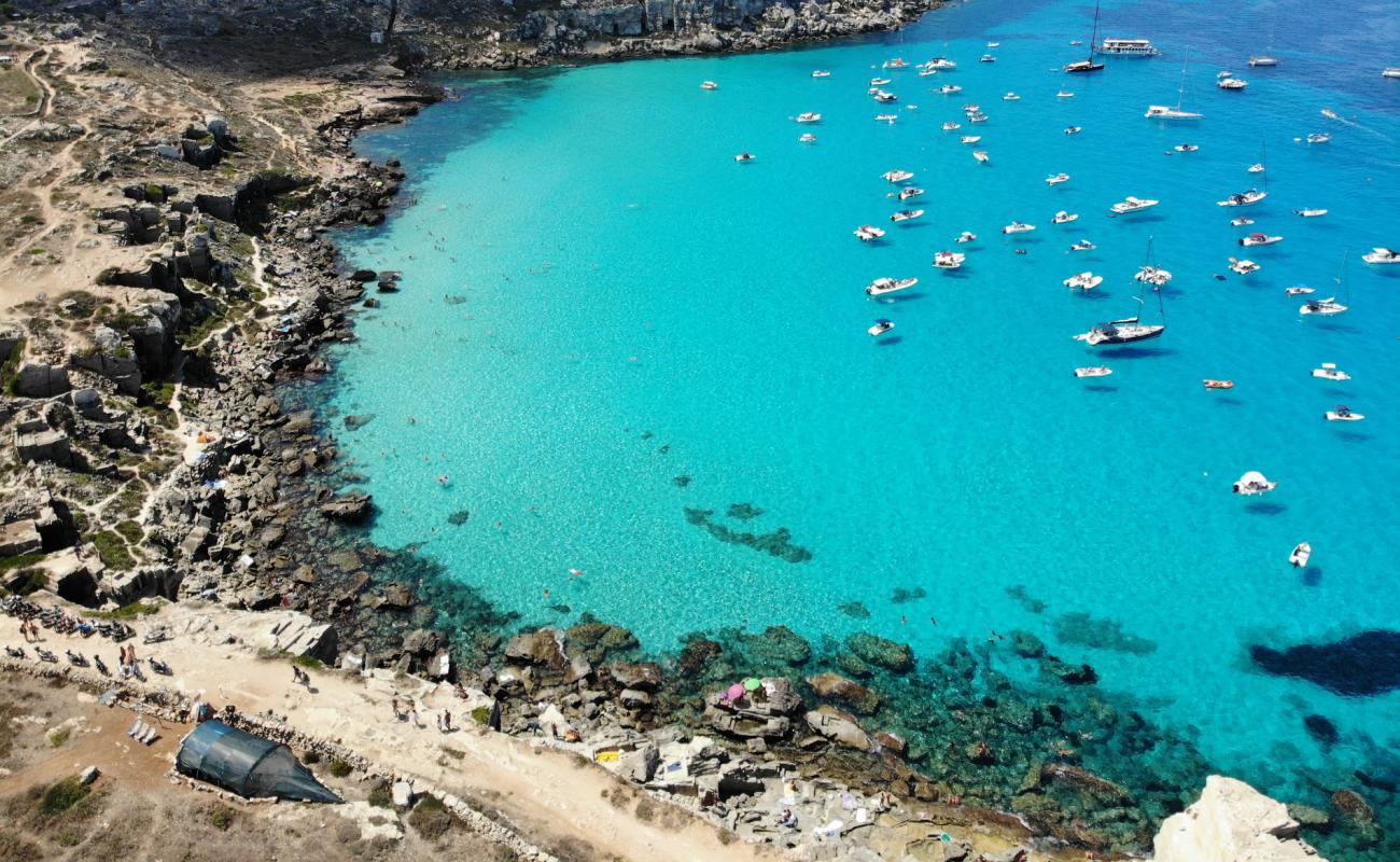 Photo de Spiaggia Di Cala Rossa avec roches de surface