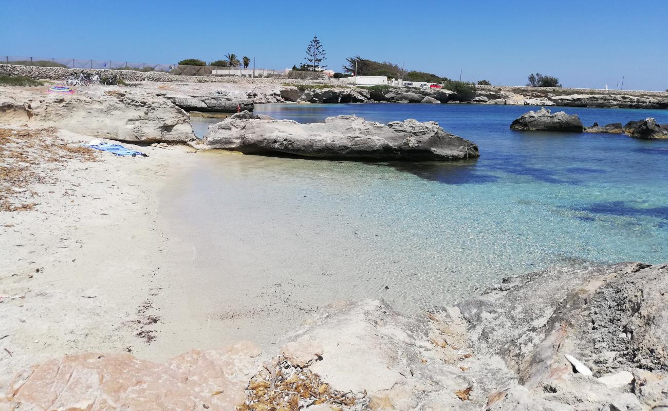 Photo de Calamoni Beach
 avec sable beige de surface