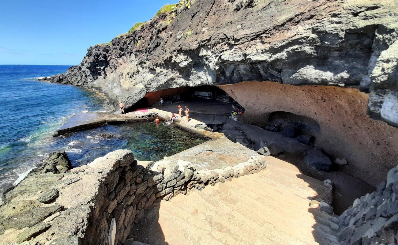 Photo de Sataria Beach avec rocky shore de surface