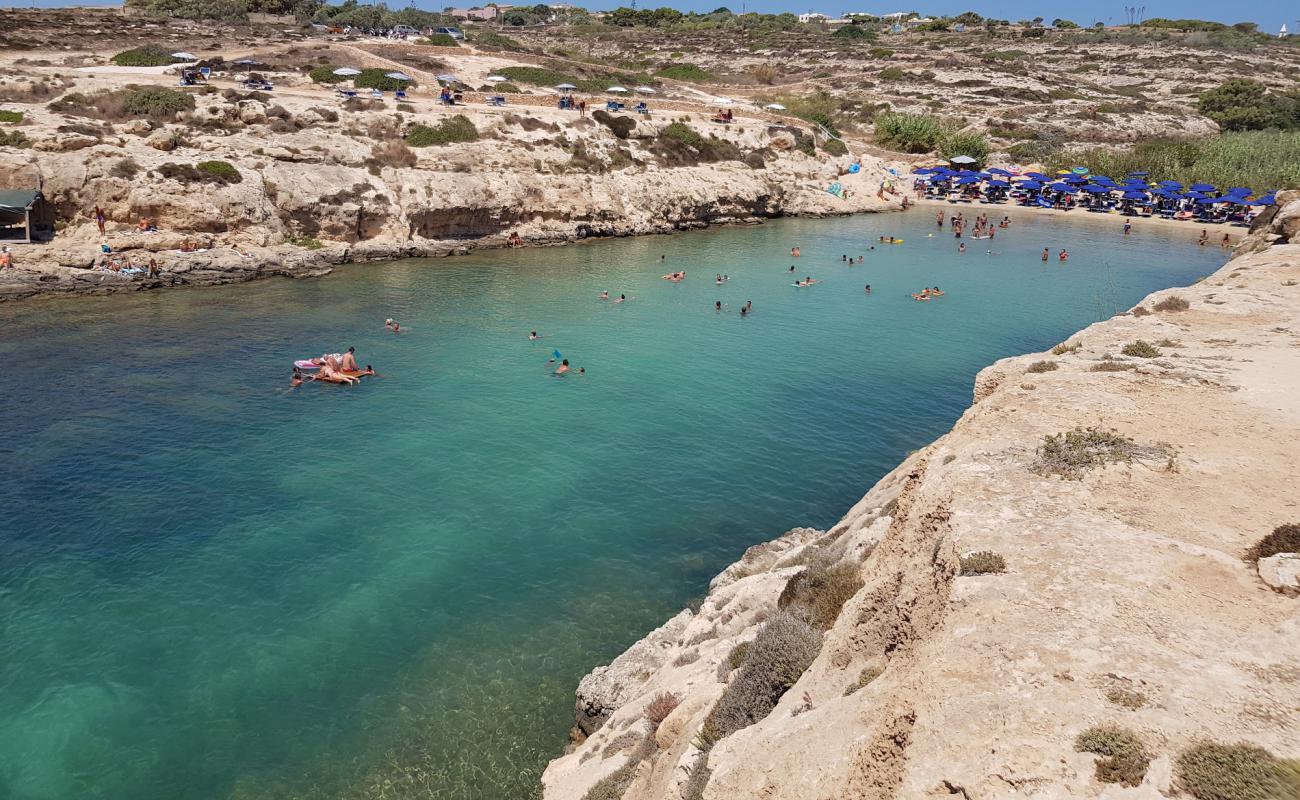 Photo de Cala Madonna Beach avec sable beige de surface