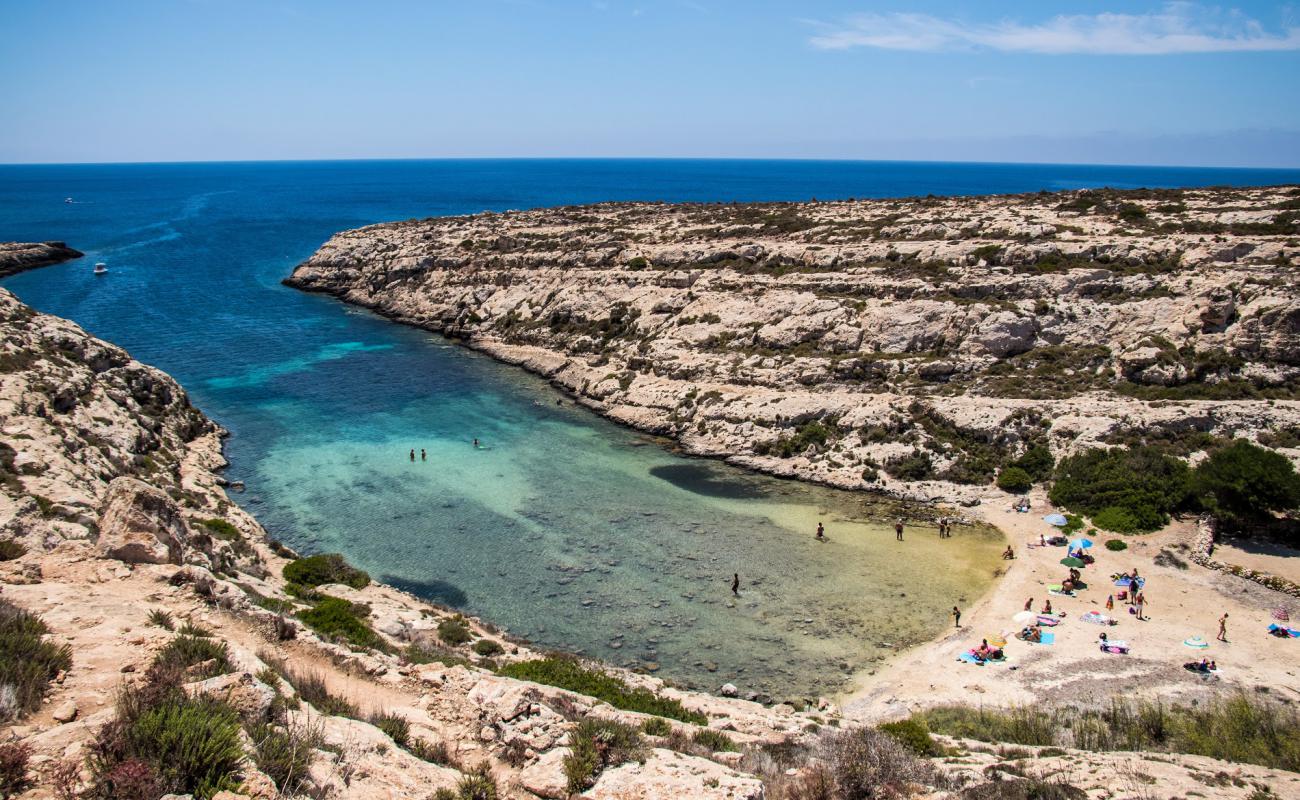 Photo de Spiaggia di Cala Galera avec sable beige & pierres de surface