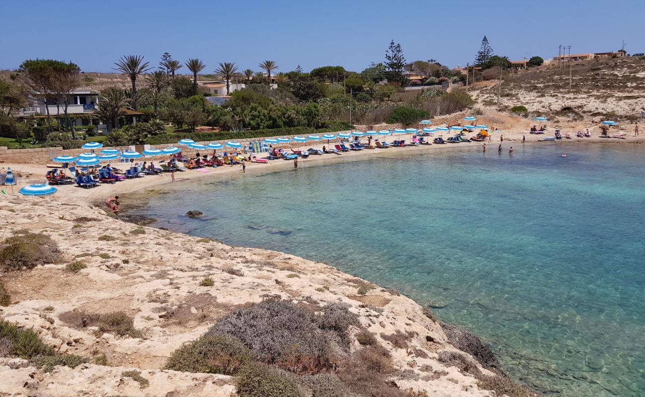 Photo de Cala Francese avec sable noir & galets de surface