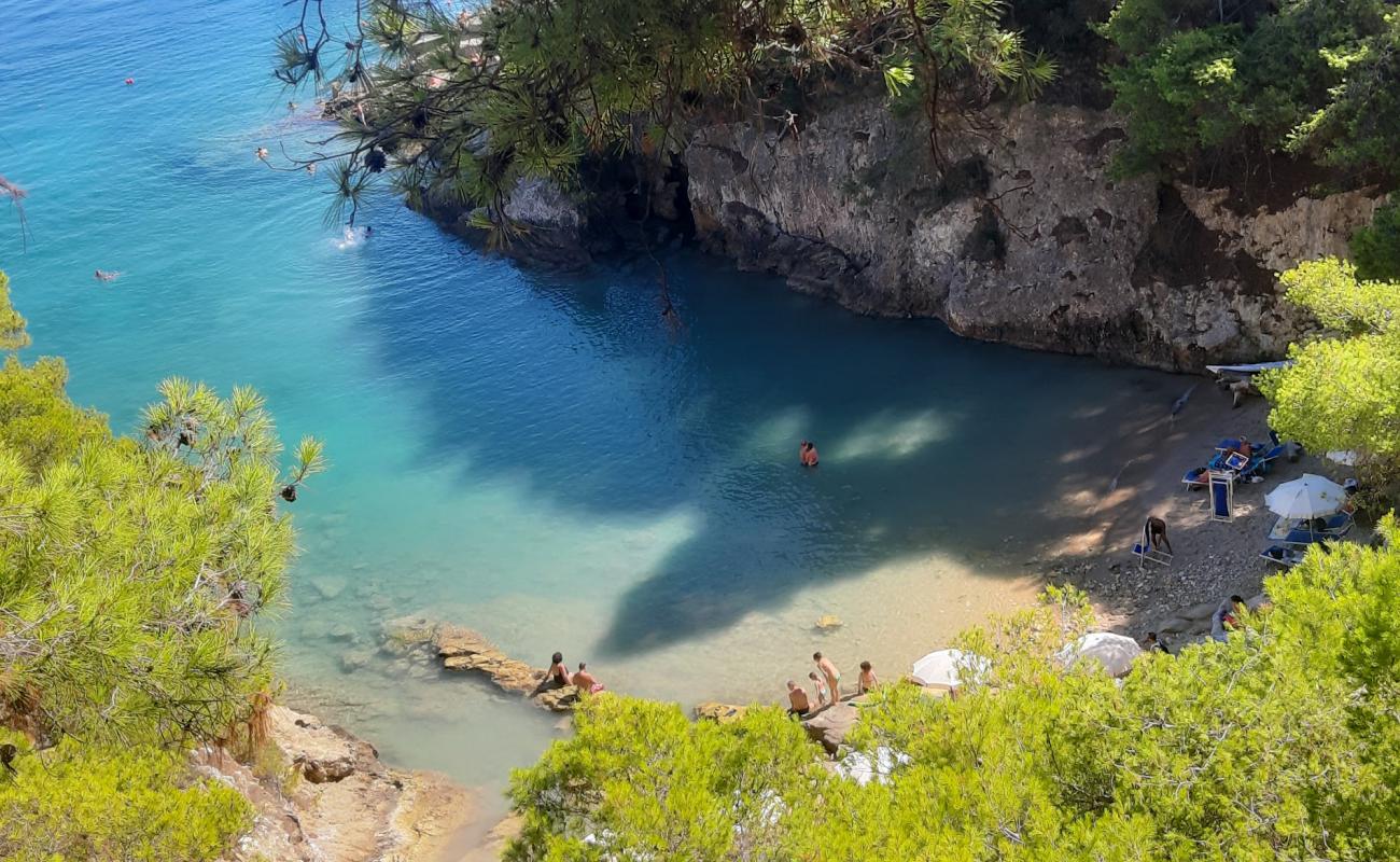 Photo de Cala Matano avec sable gris & rochers de surface