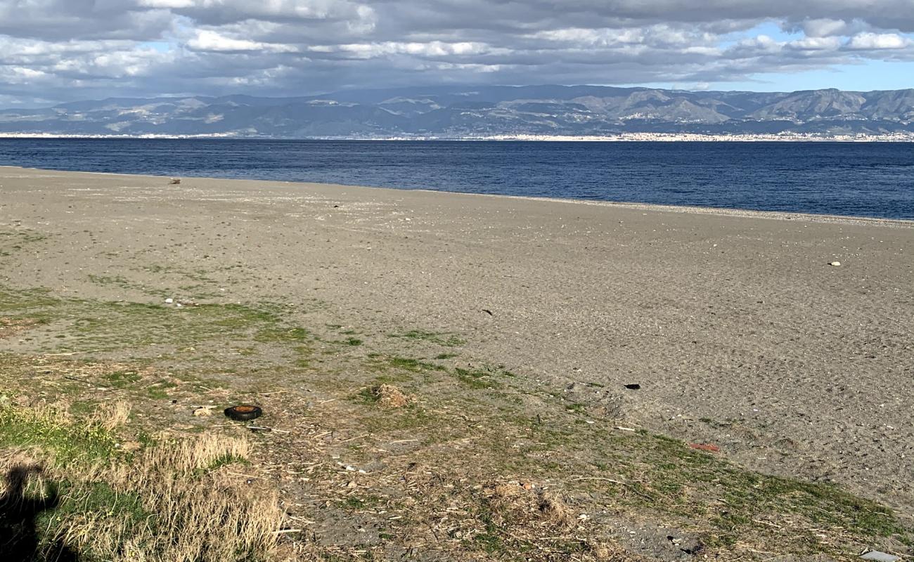 Photo de Contrada Runci avec sable gris avec caillou de surface