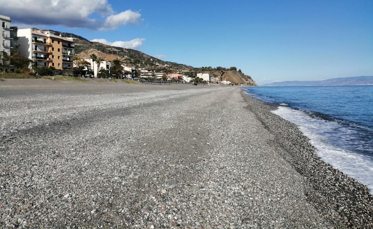 Photo de Spiaggia di Alì Terme avec sable gris & galets de surface