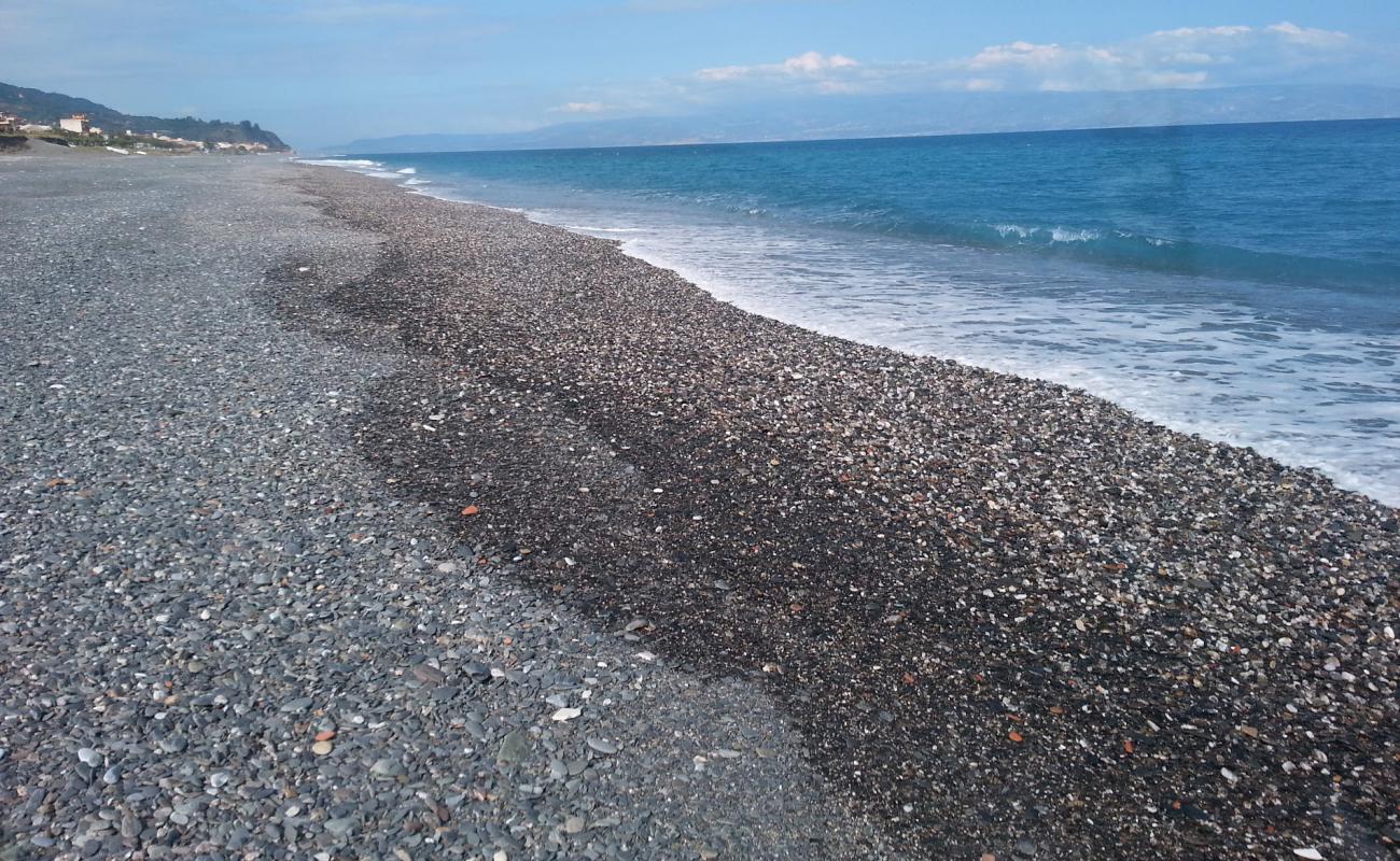 Photo de Spiaggia di Roccalumera avec galets gris de surface