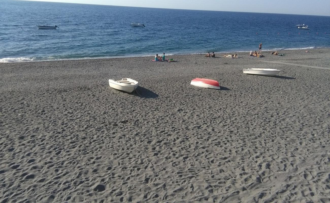 Photo de Spiaggia di Santa Teresa di Riva avec sable gris & galets de surface
