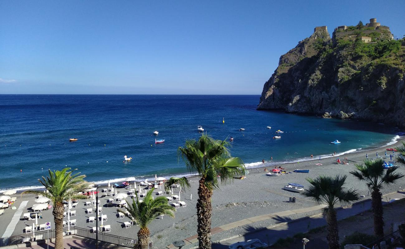 Photo de Sant'Alessio Siculo Beach avec sable gris & galets de surface