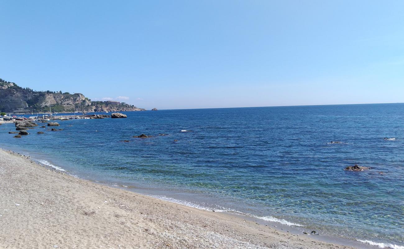 Photo de Spiaggia di Giardini Naxos avec sable beige & galets de surface