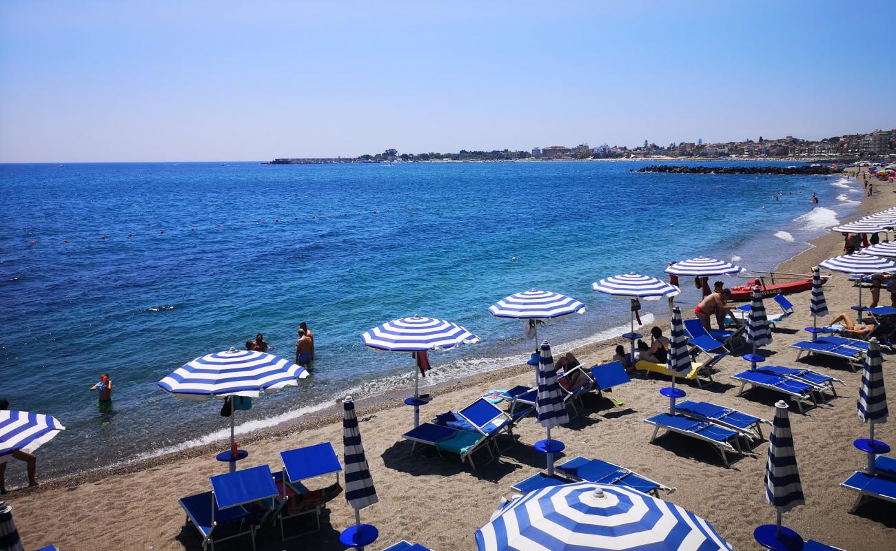 Photo de Spiaggia San Giovanni Giardini Naxos avec sable noir & galets de surface