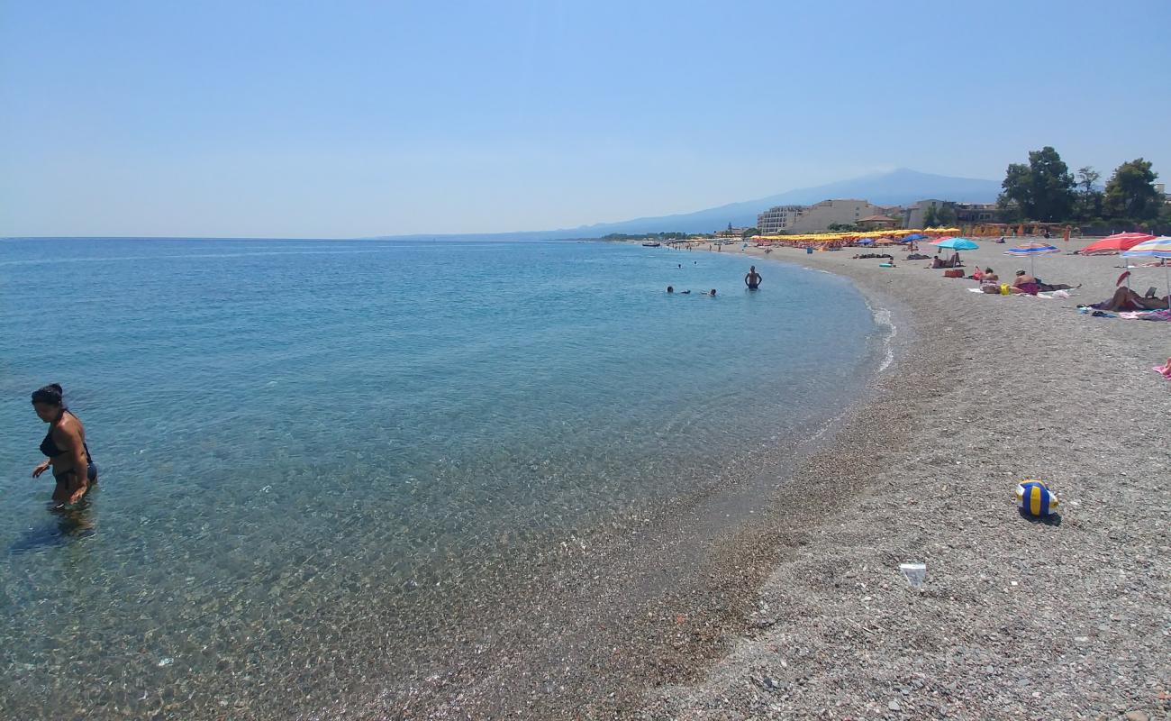 Photo de Spiaggia Giardini Naxos avec sable gris & galets de surface