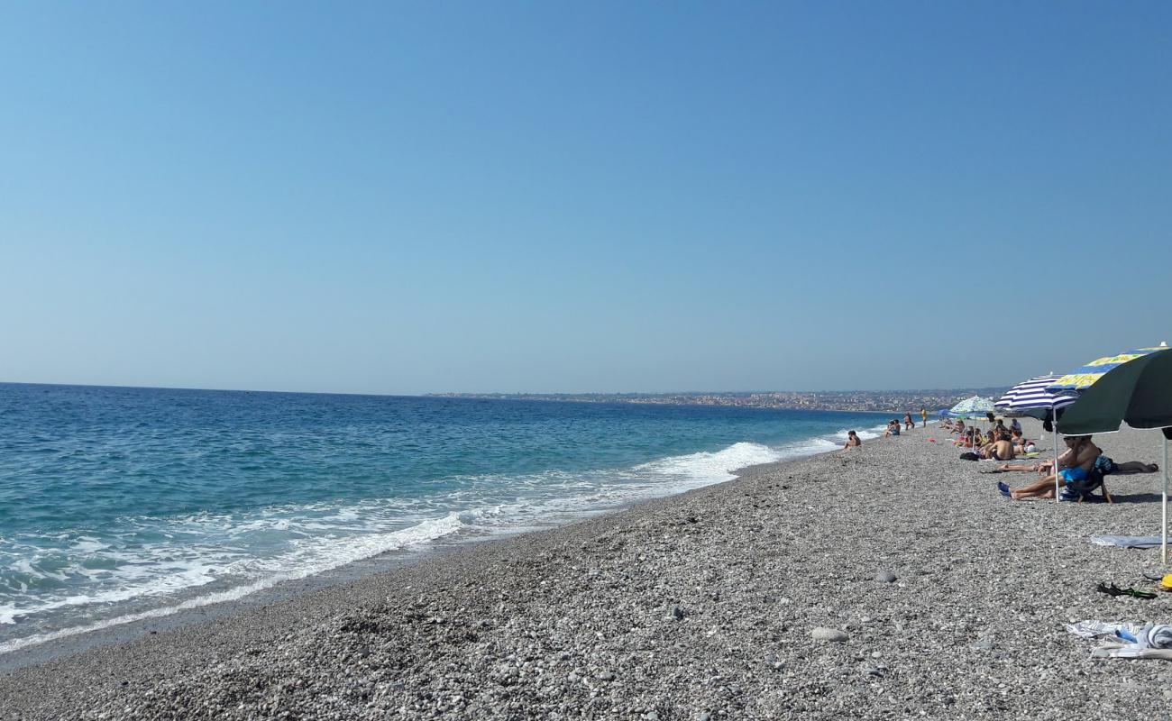 Photo de Spiaggia Fondachello avec petits galets gris de surface