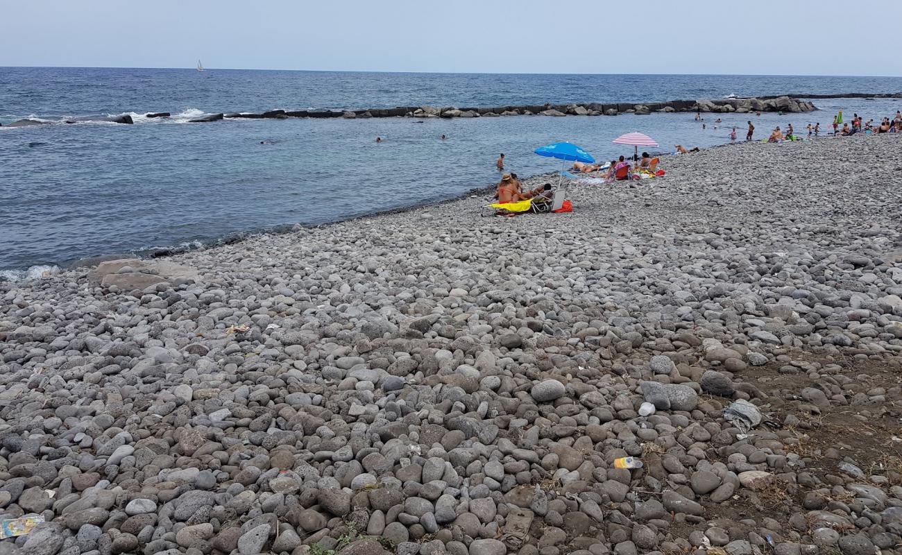 Photo de Spiaggia di Riposto avec galets noirs de surface