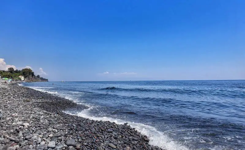 Photo de Spiaggia di Praiola avec sable gris avec roches de surface