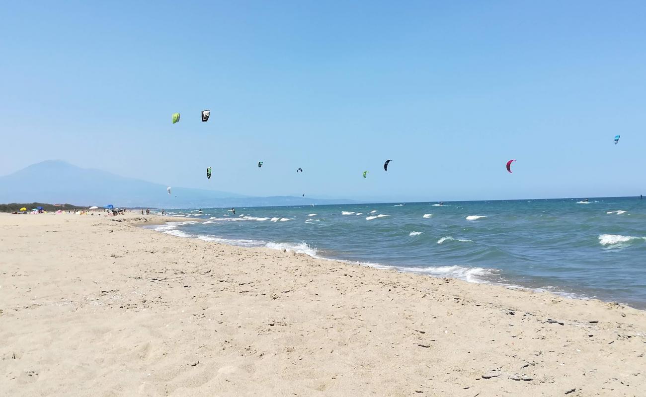 Photo de Agnone beach avec sable fin brun de surface