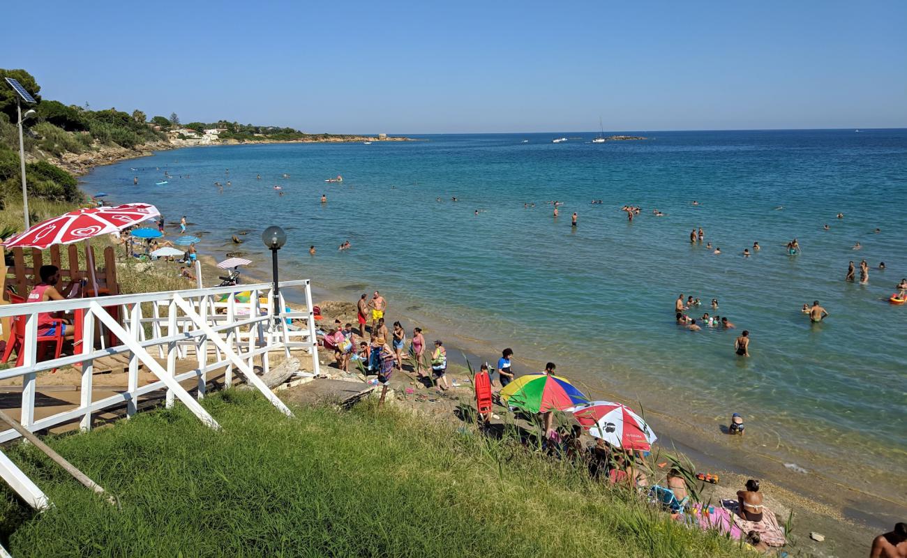 Photo de Spiaggia Fanusa avec sable brun avec roches de surface