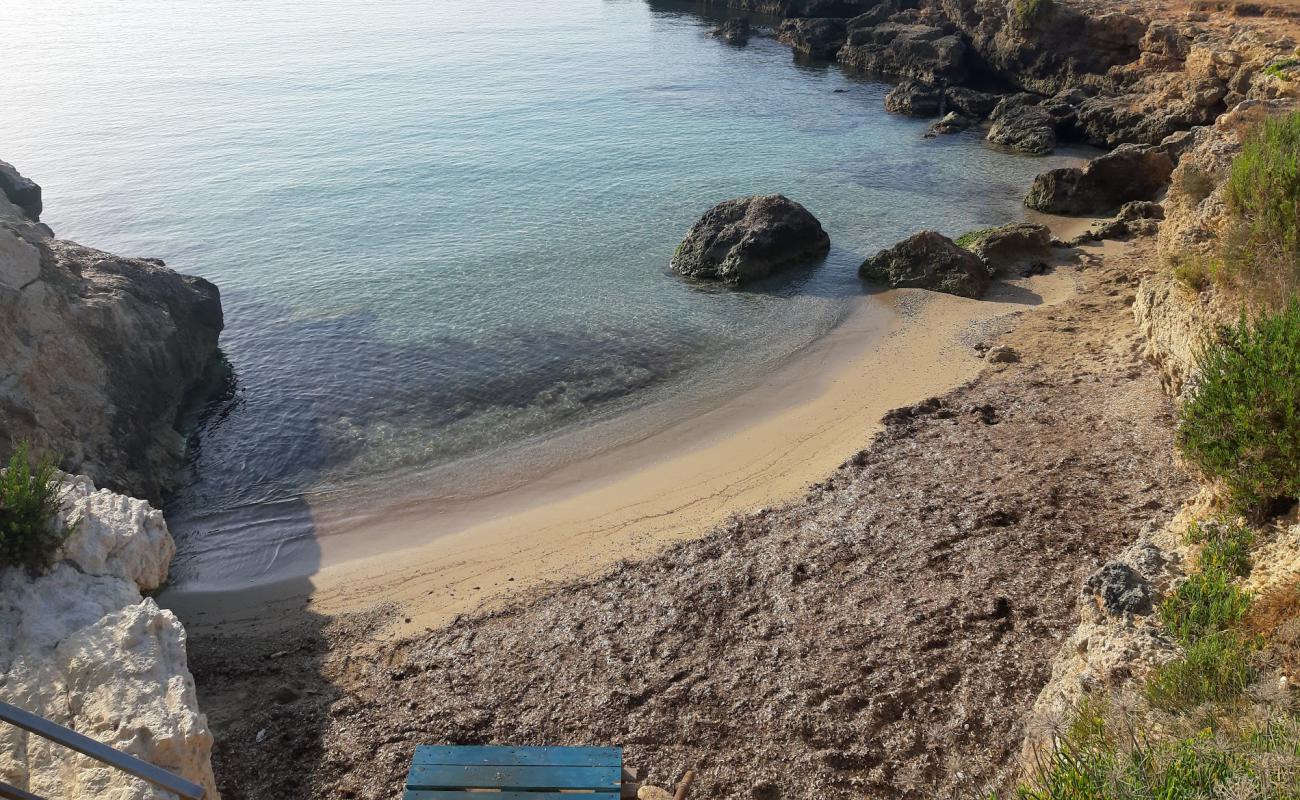 Photo de Playa Ognina avec sable gris de surface