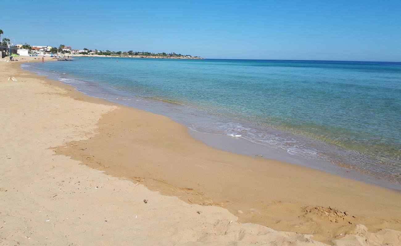Photo de Spiaggia di Lungomare Tremoli avec sable beige de surface