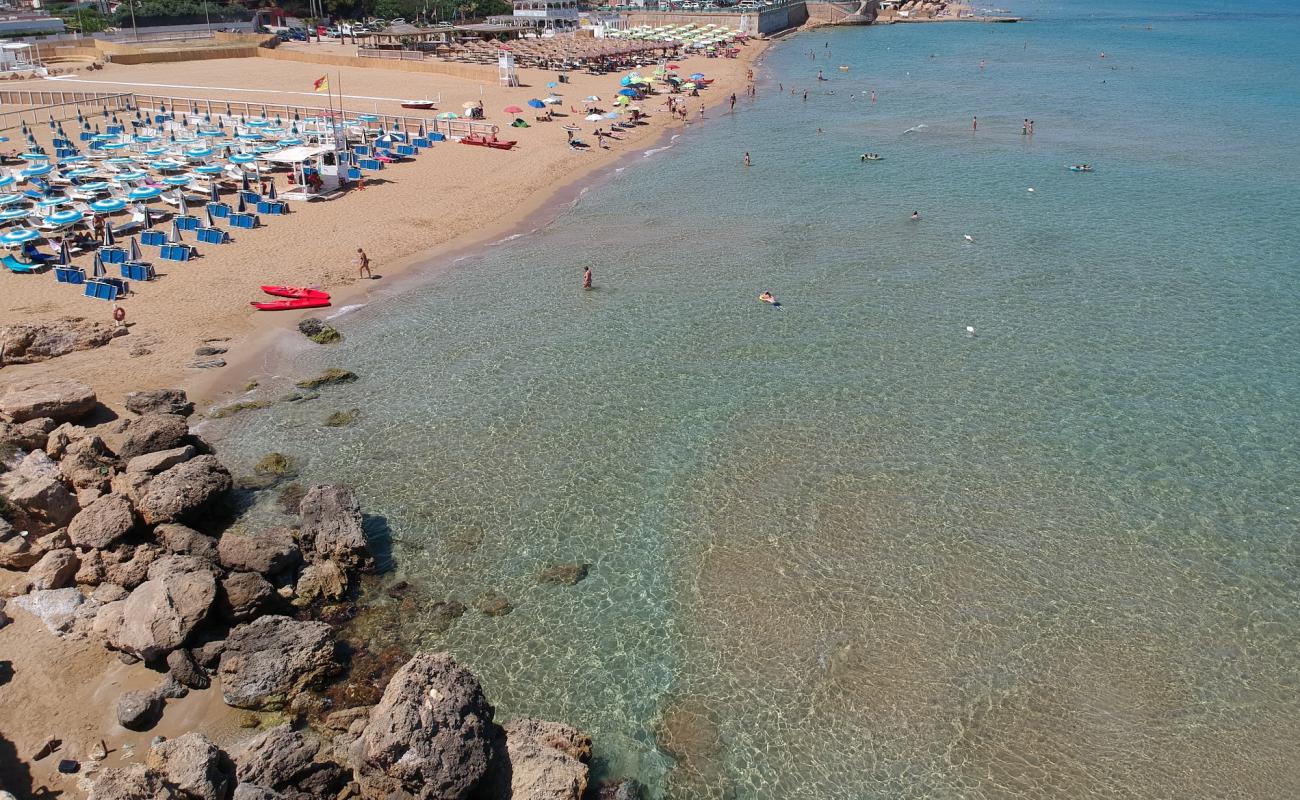 Photo de Spiaggia Di Lido Di Noto, Eloro avec sable brun de surface