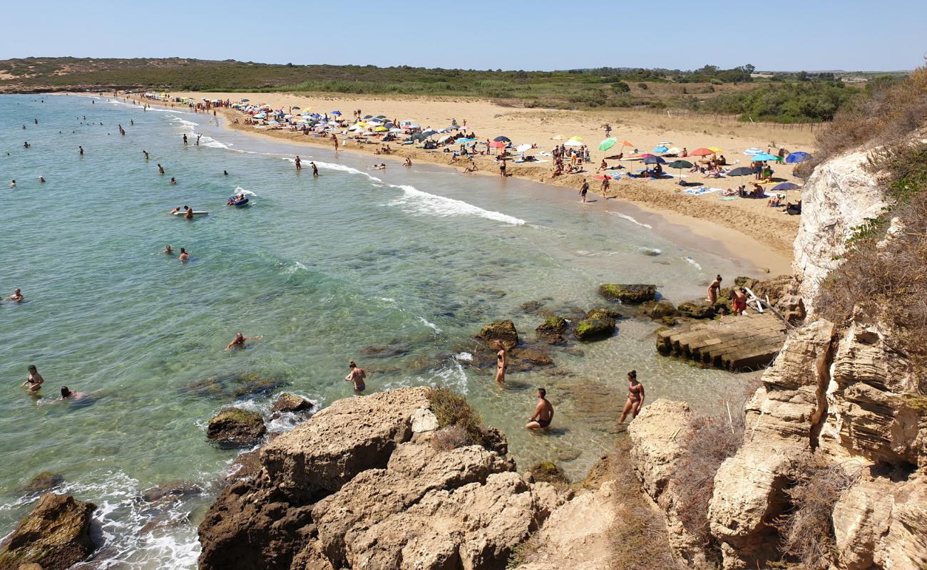 Photo de Plage d'Eloro avec sable fin brun de surface