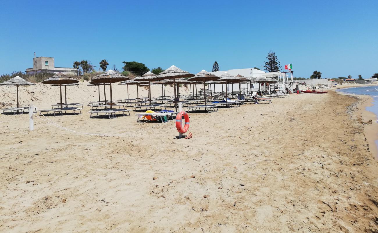 Photo de Baia Granelli avec sable brun de surface