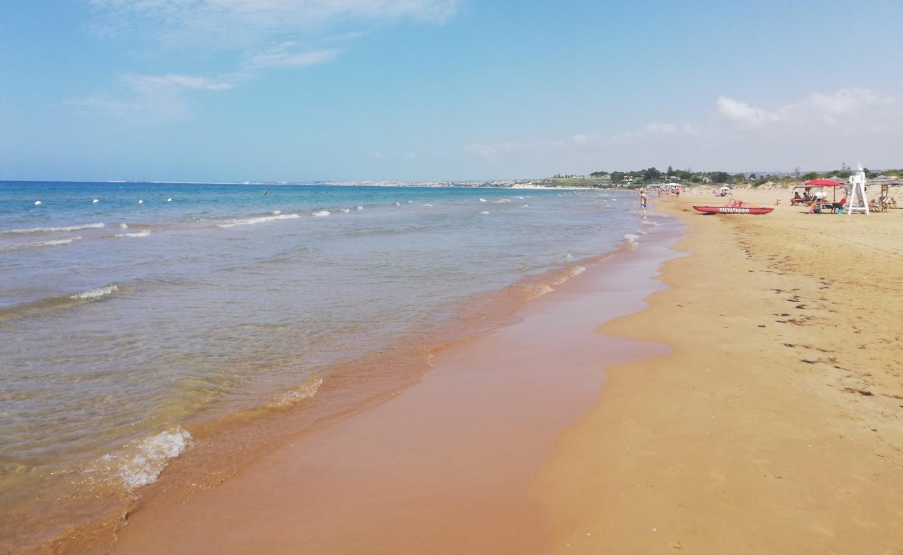 Photo de St. Maria del Focallo Beach avec sable fin marron de surface